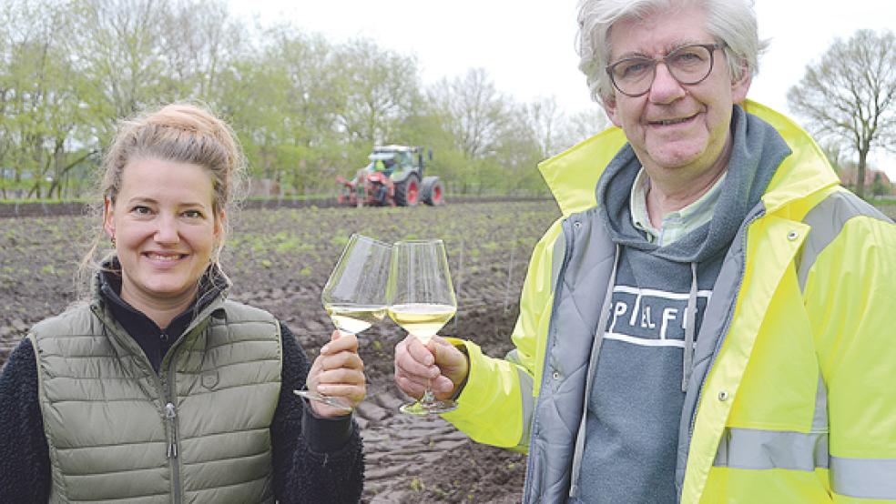 Wein aus Ostfriesland: Torsten Oltmanns und Winzerin Angelika Schmücker haben jetzt auf den Beginn des Projektes schon mal angestoßen.  © Fotos: Zein
