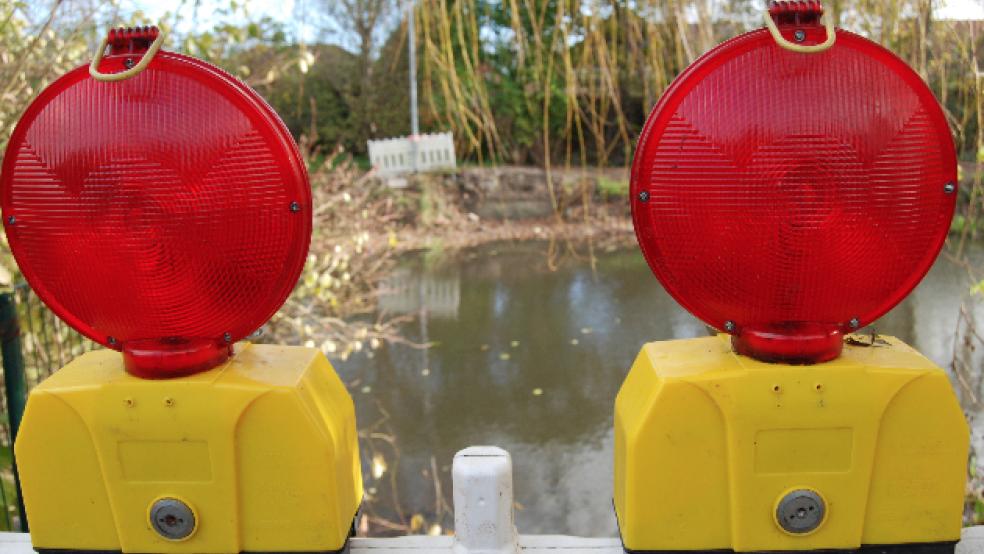 Die marode Brücke über das Sieltief an der Hammenstiege wurde im Herbst vergangenen Jahres abgebrochen. Über den Neubau einer Brücke wird jedenfalls in diesem Jahr wohl nicht mehr entschieden. © Hoegen
