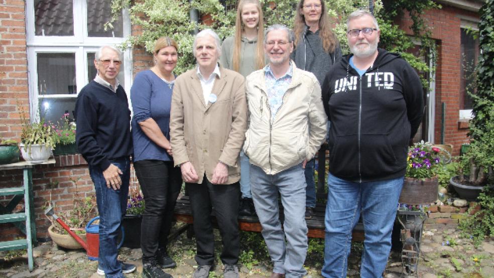Den siebenköpfigen Vorstand des neuen Kreisverbandes Unterems führt der Diplom-Psychologe Rafael Gil Brand aus Weener (Zweiter von rechts vorne) zusammen mit Sabine Zimmermann aus Leer als Doppelspitze an. © Foto: Die Basis