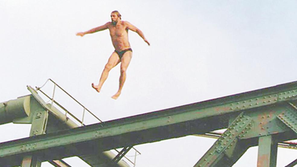 Sprung vom Dach der Friesenbrücke: Ferdinand Reit im Sommer 1992. Zum 70. Geburtstag der Brücke erinnert er sich an diese Mutprobe mit ernstem Hintergrund.  © Foto: privat