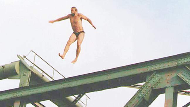 Große Sprünge vom Brückendach