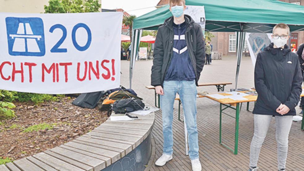 Linus Warnke und Emma Barthel von der Fridays for Future Gruppe stellen den geplanten Bau der A20 in Frage.  © Foto: Ammermann
