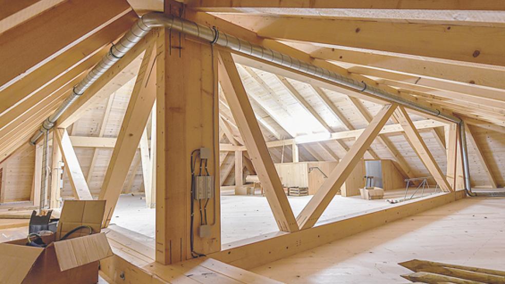 Aufgrund der Knappheit von Baustoffen haben sich die Kosten für den Dachstuhl eines Einfamilienhauses ungefähr verdoppelt.  © Foto: picture alliance/Felix Kästle/dpa