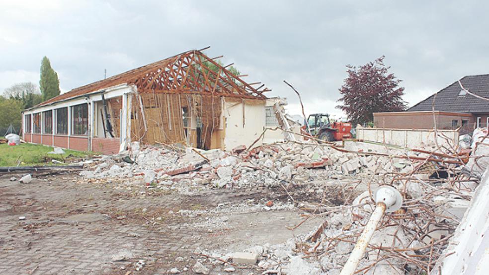Die Abrissarbeiten an der ehemaligen Schuhfabrik in Bunde sind in vollem Gange. Das Gebäude von 1965 muss dem Neubau des Feuerwehrhauses weichen.  © Foto: Berents