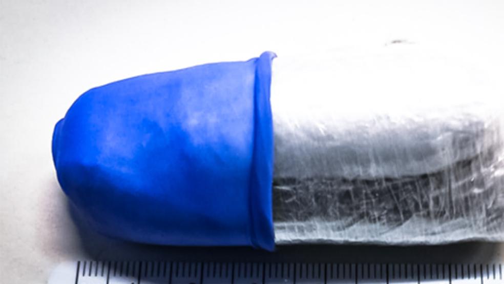 In Fingern eines Gummihandschuhs waren die Drogen versteckt.  © Foto: Zoll
