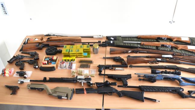 Waffen und über 2500 Schuss