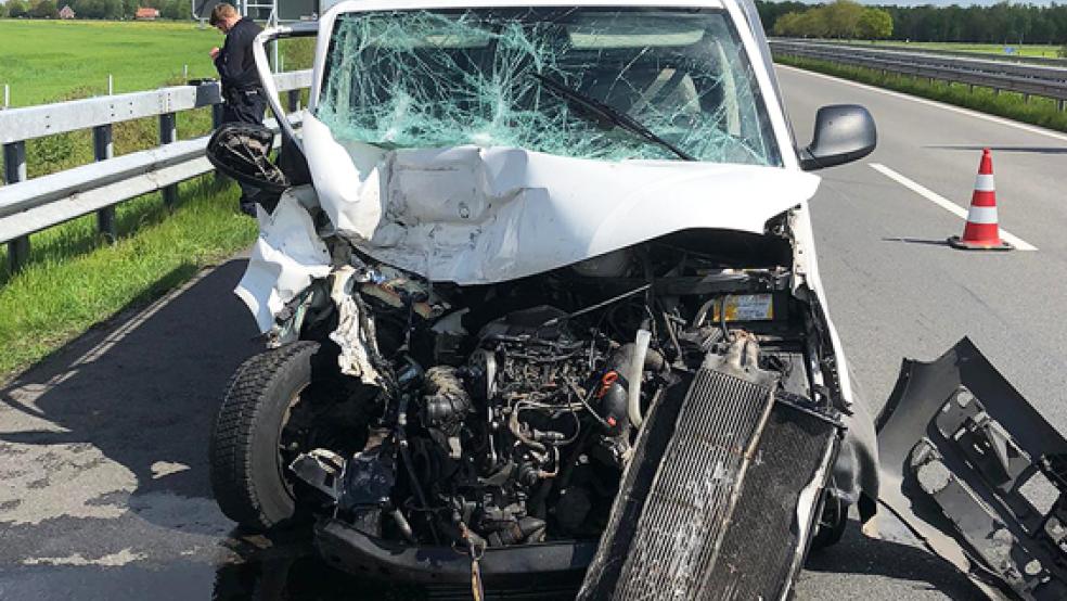 Totalschaden entstand an dem Transporter des 19-Jährigen.  © Foto: Polizei