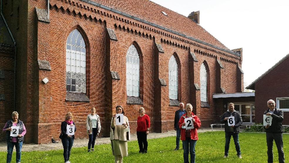 Die CDU-Bundestagsabgeordnete Gitta Connemann (Vierte von links) freut sich mit Pastor Michael Groothues (rechts) und den Mitgliedern des Kirchenrates über die Fördermittel für die Sanierung der Kirchenfenster in Ditzumerverlaat. © Foto: Büro Connemann