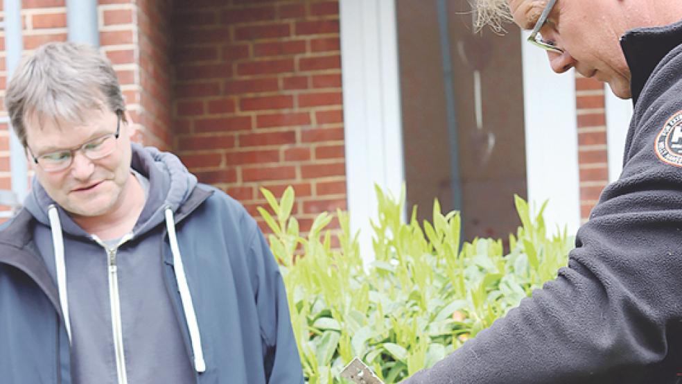 Klimaschutzmanager Roland Morfeld (links) und Imker Peter Spieker aus Rhauderfehn.  © Foto: Reformierte Kirche