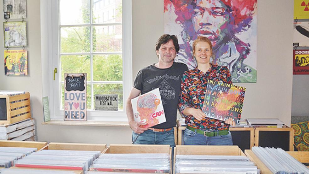 Frank und Claudia Oltmanns haben sich mit ihrem neuen Plattenladen einen langersehnten Traum erfüllt.  © Foto: Ammermann