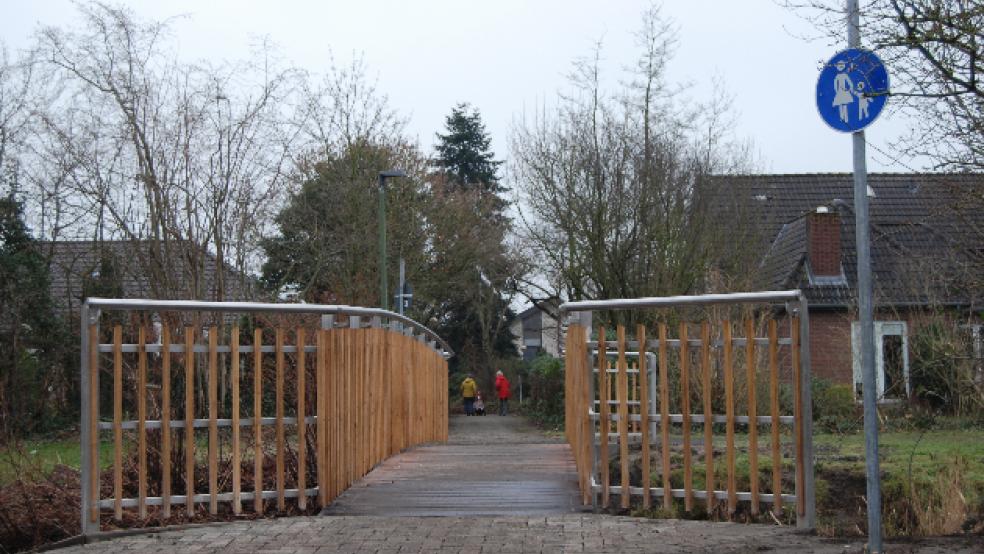 Blick von der Brücke an der Dodo-Wildvang-Straße zur Goedeke-Michel-Straße. Hier soll der Weg saniert werden. © Hoegen