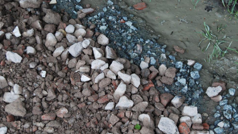 Mit zwei Sorten Schlacke hat sich die Rheider Deichacht bemüht, den Weg zu befestigen. © Hoegen