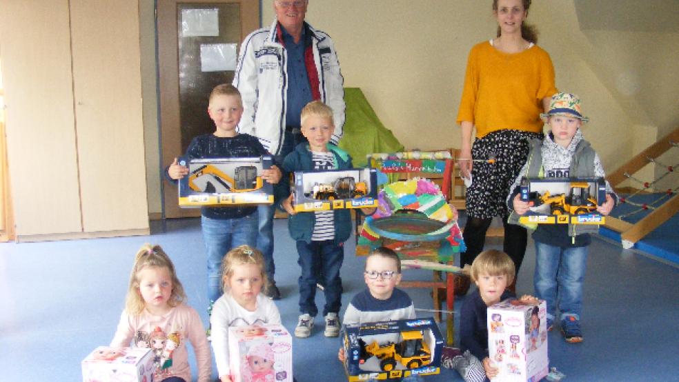 Der Vereinsvorsitzende Dieter Gottwald und Kita-Leiterin Stefanie Oltmanns-Heynen zeichneten die Kinder mit Spielzeug-Präsenten aus. Um die Murmelbahn von Paula Boelen (unten rechts) versammelten sich Hanna und Fenja Hilbrands, Maxim Messerschmidt, Tino Pilatek, Mats Tielemann und Finn Kümmerlehn. © Szyska