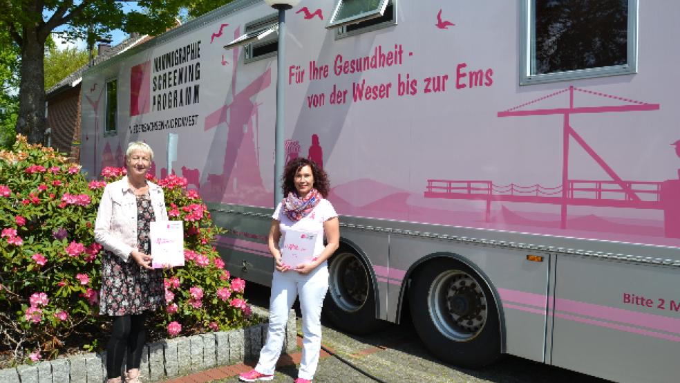 Vor dem Mammomobil: Angelika Janssen-Harms (links) und Birgit Kampen-Neumann. Zum Team gehören auch Marion Ammersken und Simone Evers. © Foto: Stadt Weener