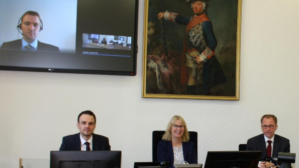 Nur für den Moment der Fotoaufnahme ließen (von links) Pressesprecher Stefan Büürma, Landgerichts-Präsidentin Frauke Seewald, Vizepräsident Jan Heinemeier und Geschäftsleiterin Ilonka Hell ihre Mund-Nasen-Masken fallen. Per Videoübertragung zeigte sich am Bildschirm der stellvertretende Pressesprecher Bastian Witte. © Foto: Ricken