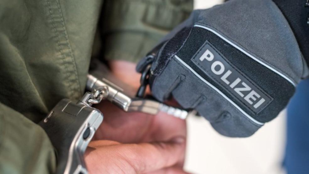 Ein 36-Jähriger versuchte am Freitag, die Wohnungstür seiner ehemaligen Lebensgefährtin einzutreten. Anschließend attackierte der betrunkene Leeraner die eingesetzen Polizisten. © Archiv