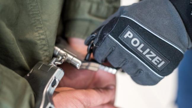 36-Jähriger schlägt auf Polizisten ein