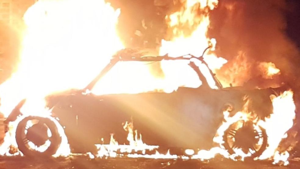 Als die Feuerwehr am Einsatzort eintraf, stand der Mini Cooper bereits in Vollbrand. © Feuerwehr