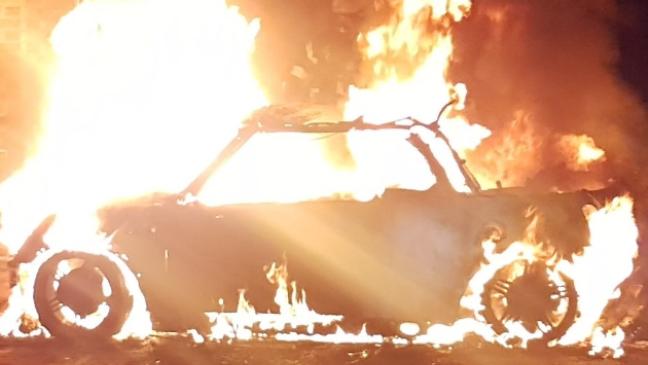 Mini Cooper steht in Vollbrand