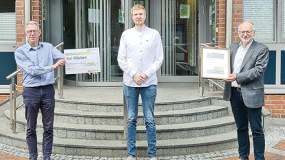 SWE-Geschäftsführer Manfred Ackermann (links) und Hochschulpräsident Prof. Dr. Gerhard Kreutz (rechts) überreichten Kai Rösken aus Weener den ersten Emder Nachhaltigkeitspreis.  © Foto: Hochschule
