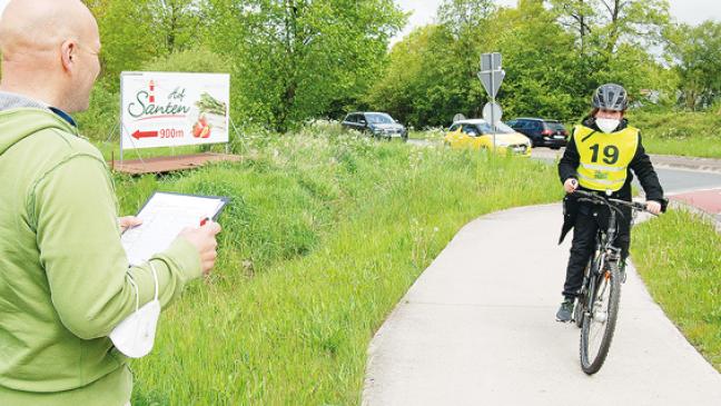 Fahrradprüfung für Grundschüler am Kreisel Stapelmoor