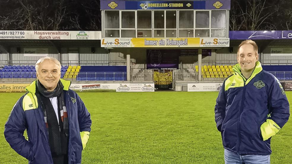 Ende Januar verlängerte Michael Zuidema (rechts) seinen Vertrag mit Germania Leer um drei Jahre. Dafür hatte sich der 2. Vorsitzende, Ferhat Özdemir, sehr eingesetzt. Nun muss er einen neuen Trainer für den Landesligisten suchen.  © Foto: Born