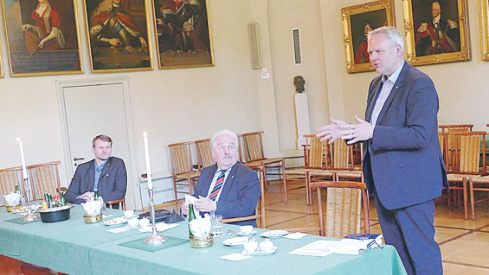 Minister Björn Thümler (CDU) wollte es sich nicht nehmen lassen, einen der Förderbescheide persönlich an Landschaftspräsident Rico Mecklenburg (Mitte) und Landschaftsdirektor Dr. Matthias Stenger) zu übergeben(links).  © Foto: Jürgens