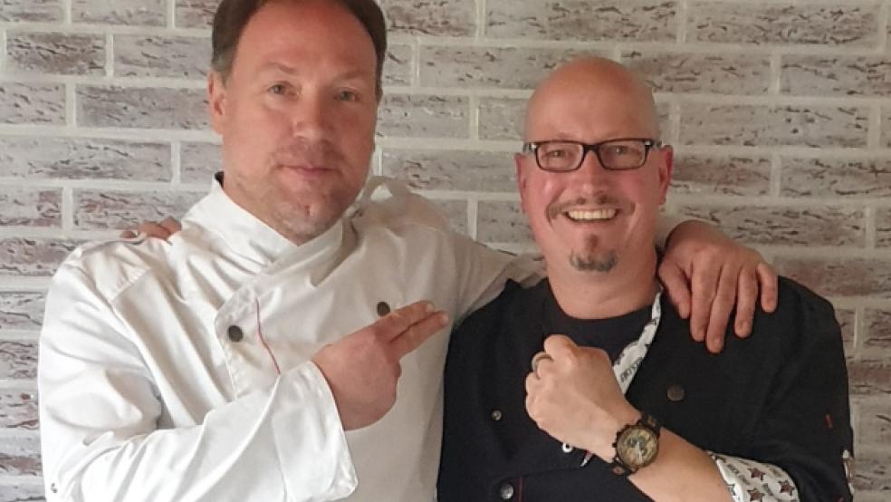 Der 48-jährige Leeraner Thomas Stahlmann (links) und der 46-jährige Moormerländer Günter Heibült werden das Restaurant »Bootshuus Luv up« betreiben. © Foto: privat