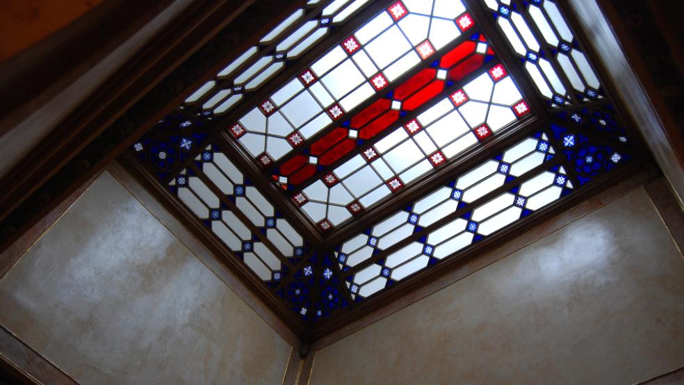 Die kunstvoll mit Glaselementen gestaltete Decke des Organeums. © Hoegen