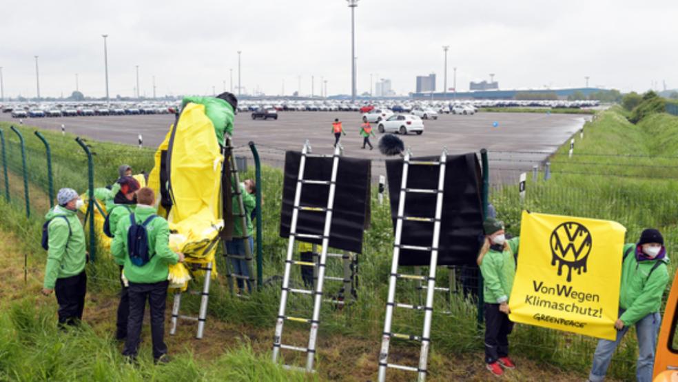 Aktivisten von Greenpeace machen nun mit einem Protest im Emder Auto-Verladehafen Druck auf Volkswagen.  © Foto: dpa