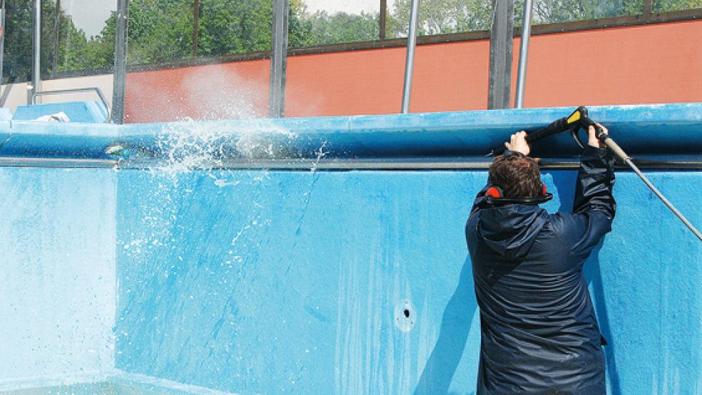 Mit Hochdruck im doppelten Wortsinn wird an der Reinigung des Freibad-Beckens gearbeitet. Florian Berenz, Fachangestellter für Bäderbetriebe, setzte gestern entsprechendes Gerät ein.  © Foto: Hoegen