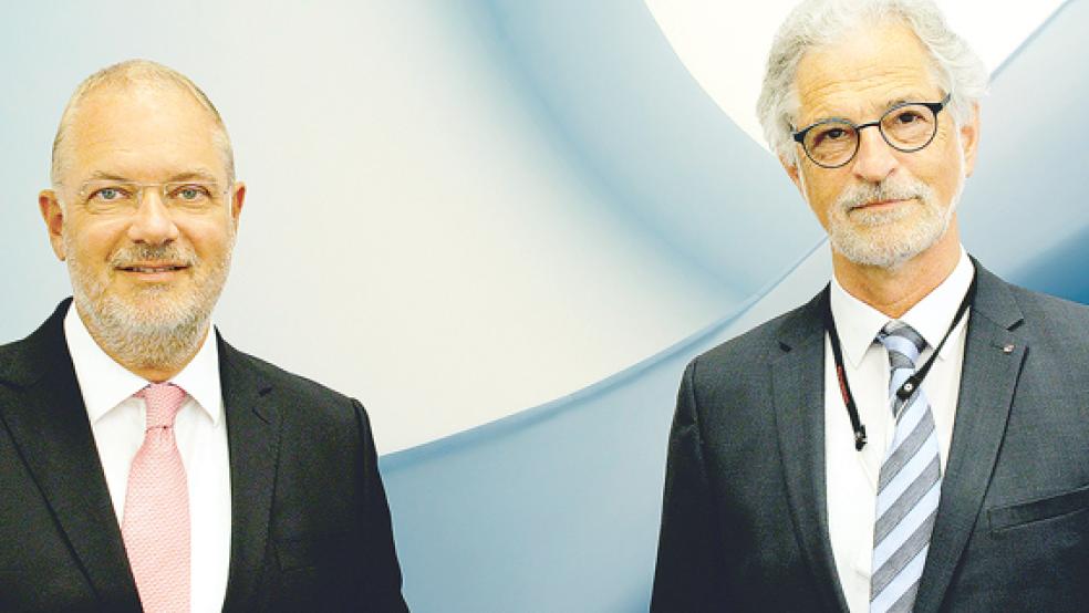 Folkmar Ukena, rechts im Bild, bleibt Vorsitzender des Aufsichtsrates der Ostfriesischen Volksbank. Links im Bild Vorstandsvorsitzender Holger Franz.  © Foto: Ostfriesische Volksbank