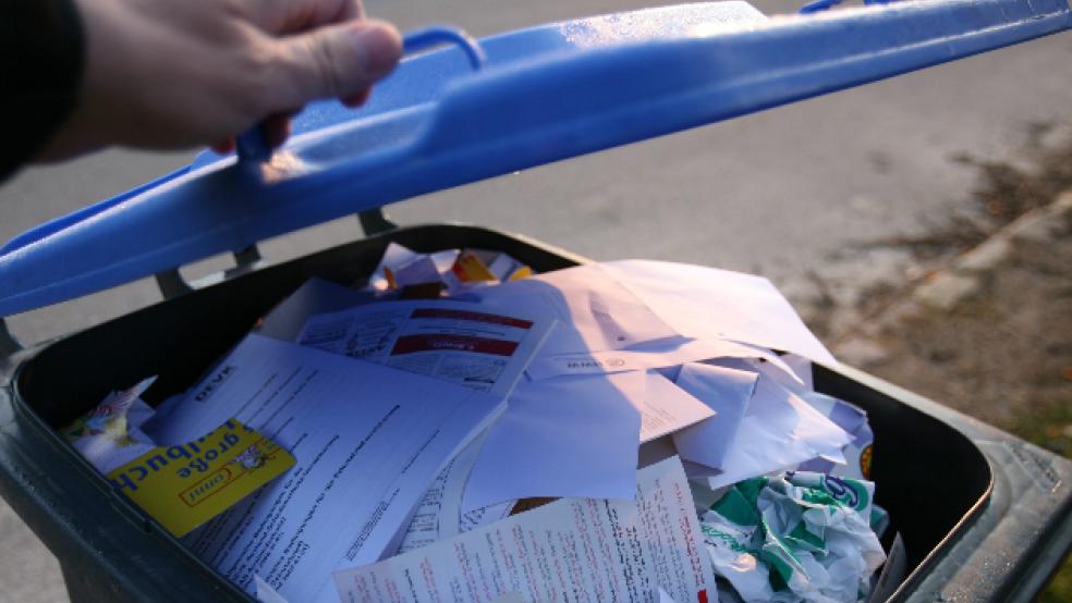 In »Blauen Tonnen« und nicht mehr in Kunststoff-Säcken wird das Altpapier im gesamten Landkreis Leer ab April 2022 gesammelt. Mit Transpondern lässt sich kontrollieren, ob und wann die Behälter geleert wurden. © Foto: Rehder (dpa)