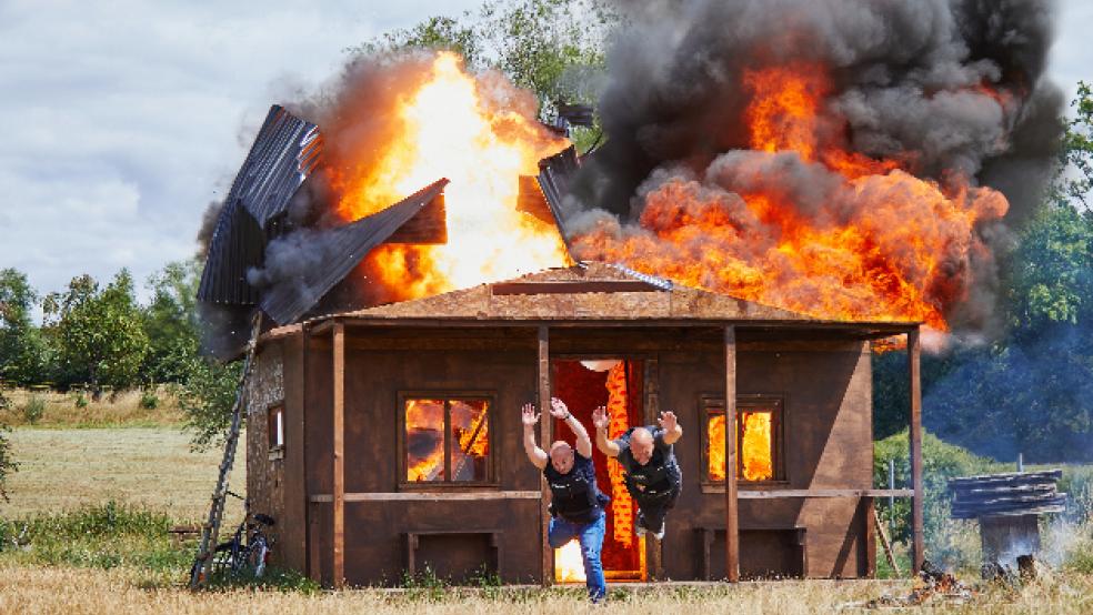 Bei einem Dreh am Gambacher Kreuz für den Krimi explodiert eine Hütte. Die beiden Polizisten Franky (links, gespielt von Riccardo Conte) und Richy (gespielt von Frank Schraml) können sich in der Filmszene für den Krimi »Irrtum« durch einen Sprung retten. © Foto: Alexander Klotz