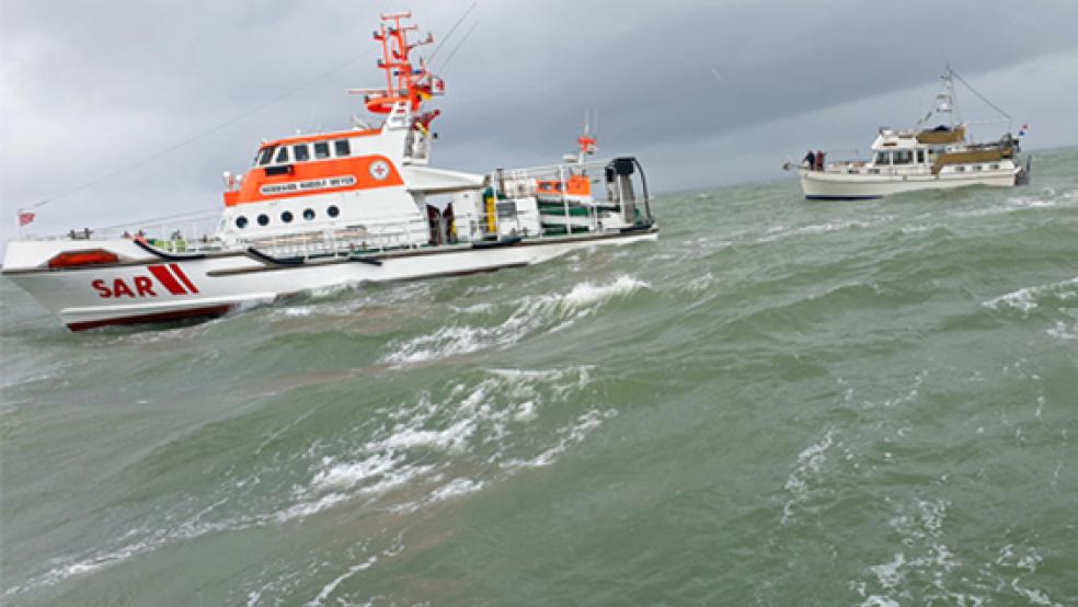 Seenotrettungskreuzer »Hermann Rudolf Meyer« nimmt den Havaristen mit vierköpfiger Besatzung an Bord in Schlepp. <br />  © Foto: DGzRS