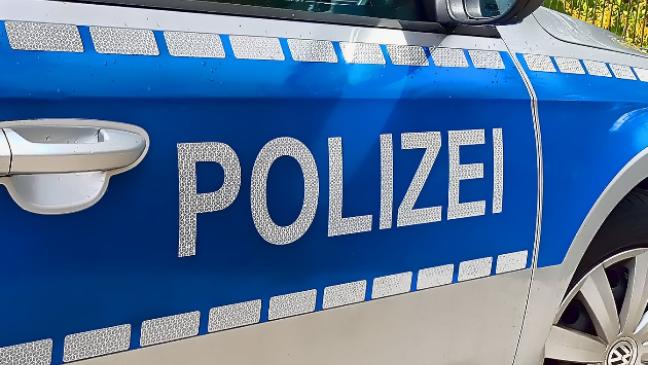 Reifen mit Stahlfelge prallt auf Auto