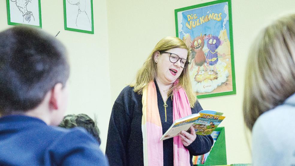 Usch Luhn (hier bei einer Lesung in der Stadtbücherei Weener) liest am Samstag via Livestream.  © Archivfoto: Hanken