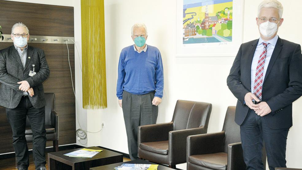 Vor dem Kunstwerk »Leer« von Franco Costa: Holger Glienke (Geschäftsführer Klinikum Leer), Dr. med. Hans-Jürgen Wietoska (Ärztlicher Direktor Klinikum Leer) und Matthias Groote (Aufsichtsratsvorsitzender Klinikum Leer und Landrat Landkreis Leer).  © Foto: Klinikum