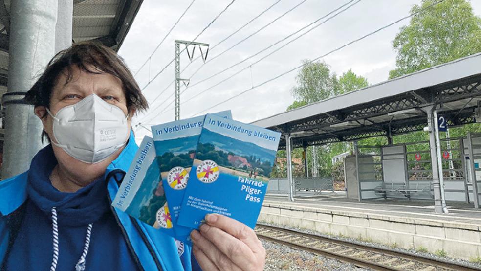 Margarete Leemhuis aus Möhlenwarf leitet die Bahnhofsmission in Leer schon seit zehn Jahren. Zum diesjährigen »Tag der Bahnhofsmission« wird auch in der Ledastadt ein Fahrrad-Pilger-Pass angeboten.  © Foto: Boelmann