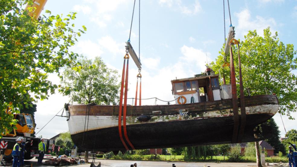 Die »Miltiades« wurde am 28. August 2020 von Arbeitern der Firma Ulferts zu ihrem »Stellplatz« bugsiert. Vorher hatte ein Autokran der Firma den Holzkutter aus dem Wasser des Hafenbeckens gehoben.  © Foto: Hoegen