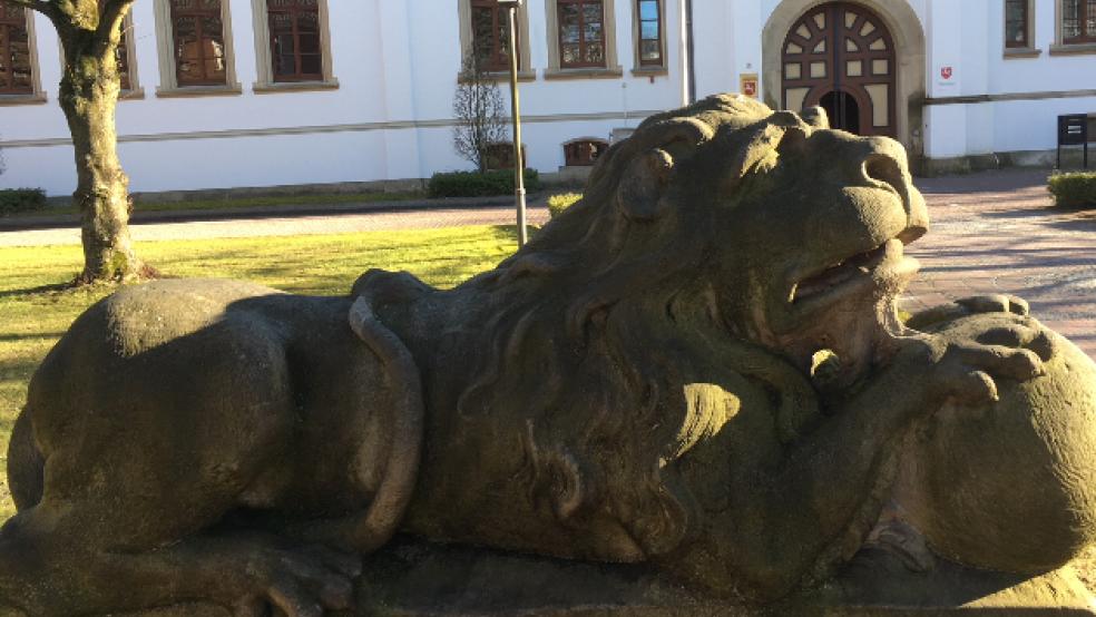 Die 34-jährige Mutter, die im November 2017 in Filsum ihrer vier Monate alten Tochter durch massives Schütteln schwere Hirnverletzungen zufügte, an denen das Kind letztlich starb, muss ins Gefängnis. © Boelmann