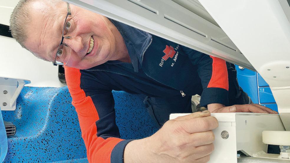 Manfred Aeissen aus Wymeer ist beim DRK-Rettungsdienst in Leer schon seit zehn Jahren der Fuhrparkleiter und Hausmeister.  © Foto: Boelmann