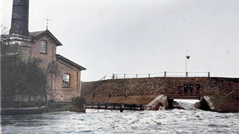 Wasserfluten wälzen sich auf dieser nachträglich kolorierten Privataufnahme durch das Sieltor neben dem Dampfschöpfwerk.  © Foto: Privatsammlung Freese