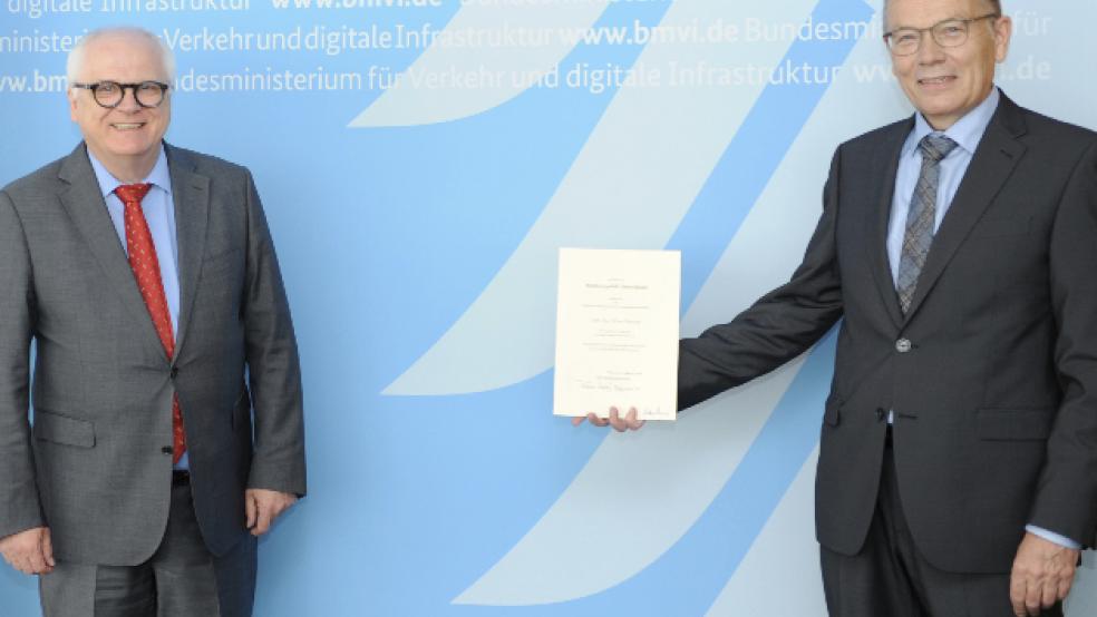 Klaus Frerichs (rechts) erhielt seine Versetzungsurkunde vom Leiter der Zentralabteilung im Bundesministerium für Verkehr und digitale Infrastruktur (BMVI), Reinhard Klingen. © Foto: BAV