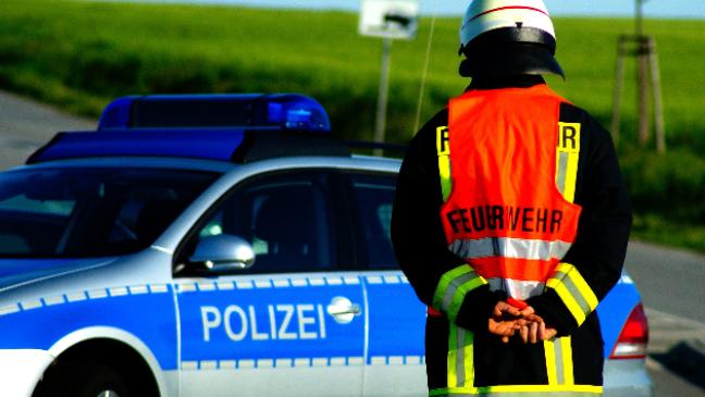 Auto steht auf der Autobahnauffahrt Jemgum in Flammen