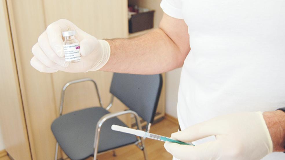 Ein Stoff, mit dem derzeit gegen Corona geimpft wird, ist AstraZeneca, am Sonntag auch beim Impftag in Bunde.  © Foto: Hoegen
