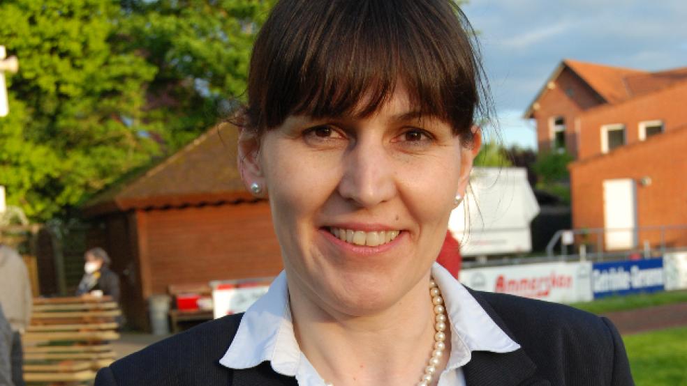 Silke Helbich am Wahlabend auf dem Enno-Beck-Platz. © Hoegen