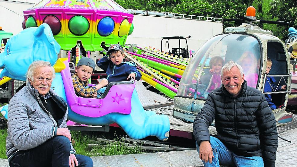 Endlich wieder so etwas wie Volksfest: Darüber freuen sich mit Sicherheit neben vielen Kindern auch Jonny Eden (links) und Ralf Langenscheidt vom Verein reisender Schausteller Ostfriesland.  © Foto: Belling
