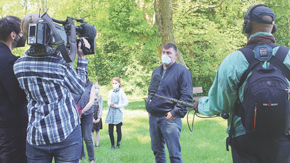 Nico Kehlmann aus Stapelmoor sprach mit RTL über das Problem mit den gefiederten »Nachbarn« im Stapelmoorer Park. Er beklagt unter anderem, dass die Saatkrähen die Autos und Gärten der Anwohner vollkoten.  © Foto: Berents