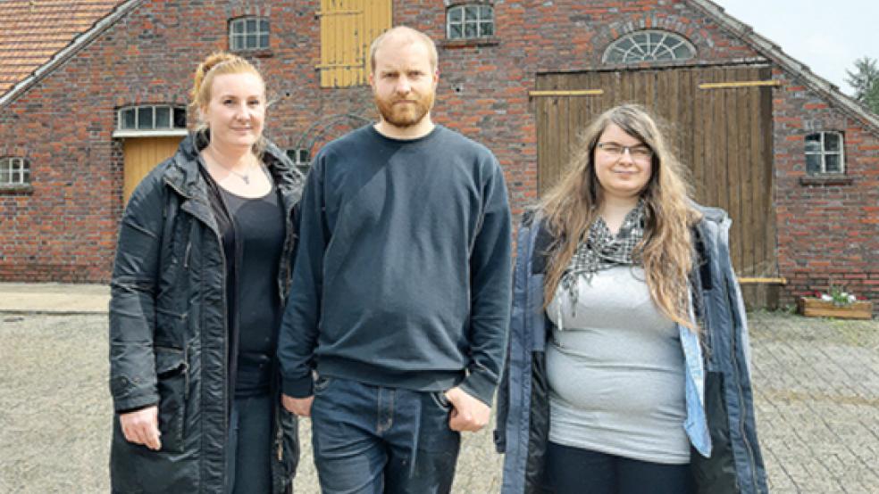 Petra Schneider (von rechts), Theo Schneider und Nadine Seemann vor der alten Scheune, die zum Bio-Laden werden soll.  © Foto: Stapf
